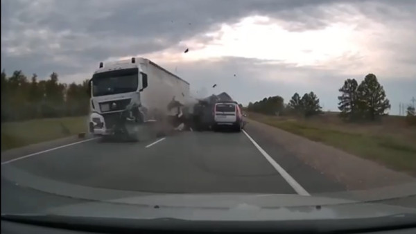 Момент гибели трех человек в лобовом ДТП под Самарой сняли на видео