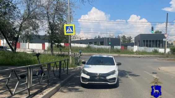 В Самаре водитель Lada Vesta наехал на двух пешеходов 