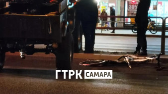 В центре Самары ретро-автомобиль столкнулся с велосипедистом на перекрёстке