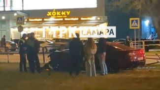 В Самаре элитный маслкар Chevrolet Camaro вылетел с дороги и протаранил ограждение 