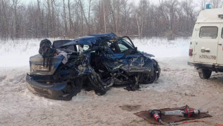 Под Самарой труп водителя пришлось вырезать из автомобиля после ДТП 