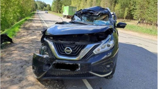 Водитель и его 16-летняя пассажирка пострадали в ДТП с деревом под Самарой