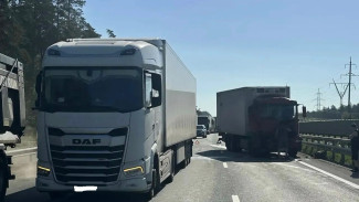 Под Самарой на трассе М-5 "Урал" столкнулись два большегруза