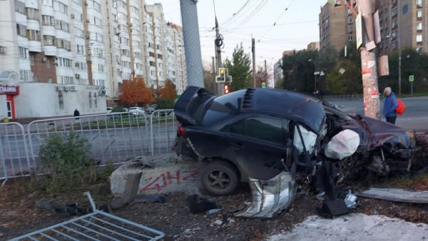 Потроха разбросало по дороге: столб не оставил шансов легковушке на улице Тухачевского в Самаре