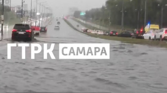 Появились кадры ушедшего под воду Московского шоссе после ливня стеной в Самаре