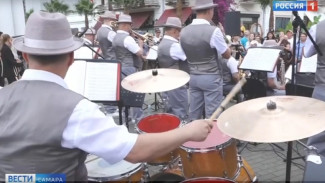На главной площади Сухума прозвучали любимые поколениями советские песни, классическая и рок-музыка 