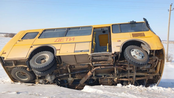 В Самарской области 14 февраля опрокинулся школьный автобус