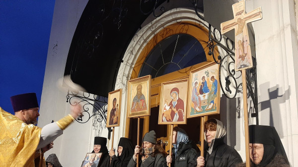 В Самаре прошел праздничный Крестный ход вокруг колокольни Иверского монастыря