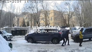 В Самаре матерящийся мужчина напал на школьников