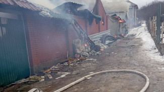 Под Самарой тушат пожар в особняке на площади 120 кв. метров