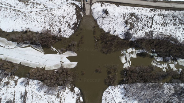 Под Самарой автомобильный мост ушел под воду