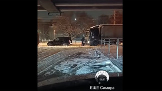 Мощь и благородство: в Самаре внедорожник вытащил фуру из сугроба