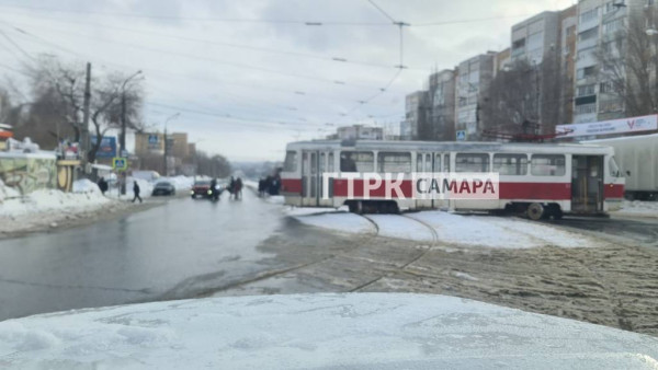 В Самаре трамвай развернуло на рельсах и выкинуло на проезжую часть