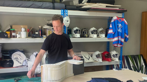 В Самаре наладили производство вратарских шлемов для хоккея из графена