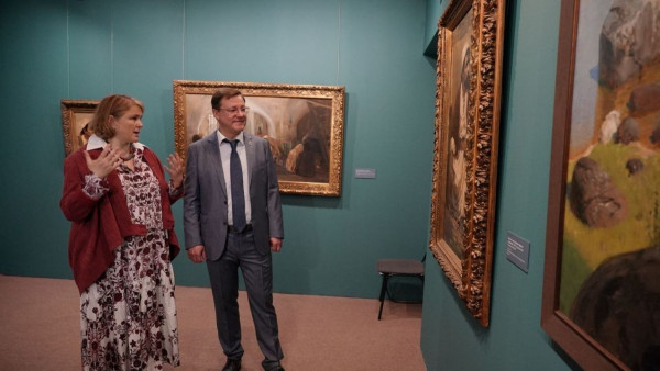 Дмитрий Азаров встретился с правнучкой великого русского художника Василия Поленова 