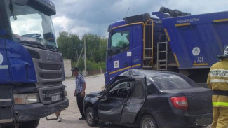 В Самарской области две фуры зажали в тиски легковой автомобиль