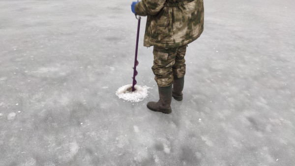 Без ледоруба не выловишь и рыбку из пруда: без чего самарцам не стоит идти на зимнюю рыбалку