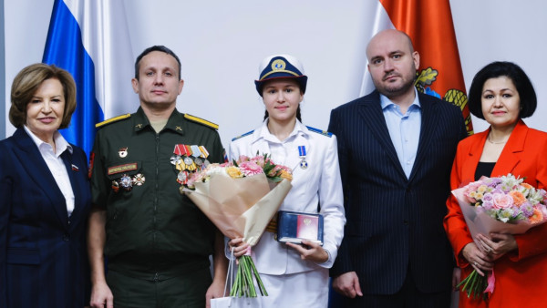 Вячеслав Федорищев и Марина Сидухина вручили  медаль «За проявленное мужество» дочери участника СВО из Самарской области