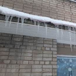 Самарцы фиксируют сход массивных сосулек с крыш