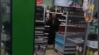 Мужчина в халате и с топором разгромил продуктовый магазин в Самарской области