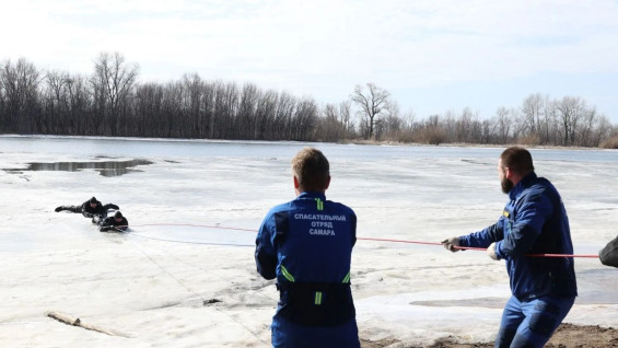В Самаре спасатели отработали навыки спасения людей из воды