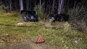 В Самаре водитель без прав на ВАЗе врезался в Mercedes и улетел в дерево