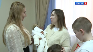 Пятому сыну в семье участника СВО из Самарской области вручили свидетельство о рождении благодаря поддержке проекта «Za любовь»