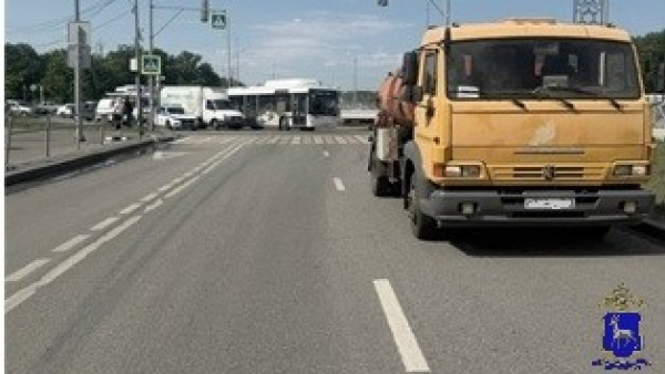 В Самаре КамАЗ сбил мужчину на электросамокате на пешеходном переходе