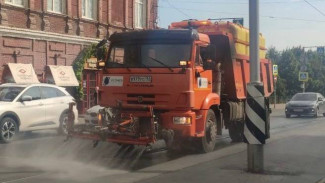 В Самаре из-за жары усилили полив дорожного полотна 