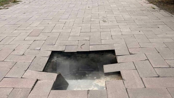 Жители Ленинского района Самары боятся провалиться и обвариться