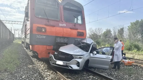 В Самарской области погибла пассажирка при столкновении электрички с автомобилем Haval
