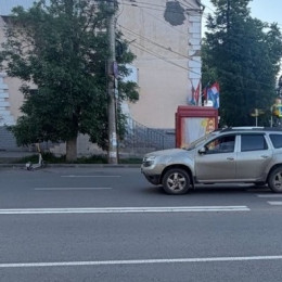 В Самаре водитель Renault Duster сбил двух подростков на электросамокате
