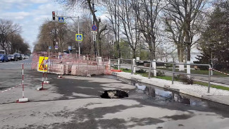 В Самаре на Волжском проспекте провалился асфальт