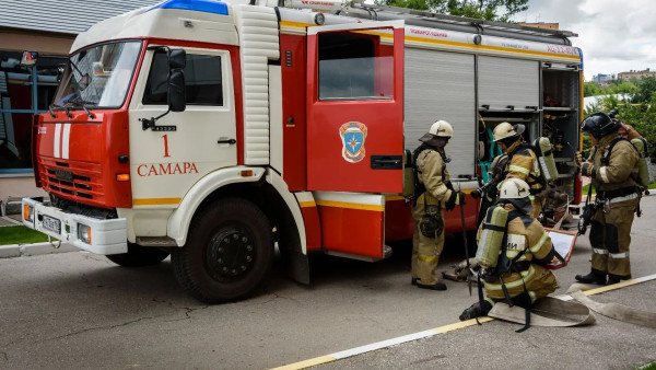Lada Kalina, Datsun и три бани сгорели в Самарской области 