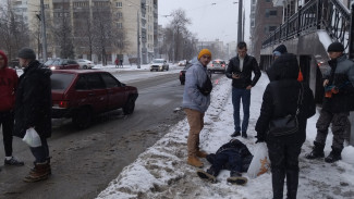 «Перенесли с трамвайных путей на тротуар»: в Самаре школьник оказался под колесами автомобиля 