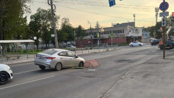 В Самаре под асфальт провалился Hyundai Solaris