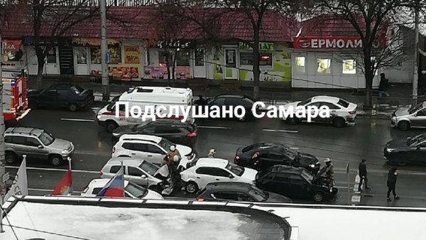 Жертвы гололеда: на оживленном перекрестке в Самаре 30 ноября образовался "паровозик" из машин