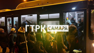 В Самаре на Московском шоссе пассажиры автобуса №67 устроили давку утром 28 ноября