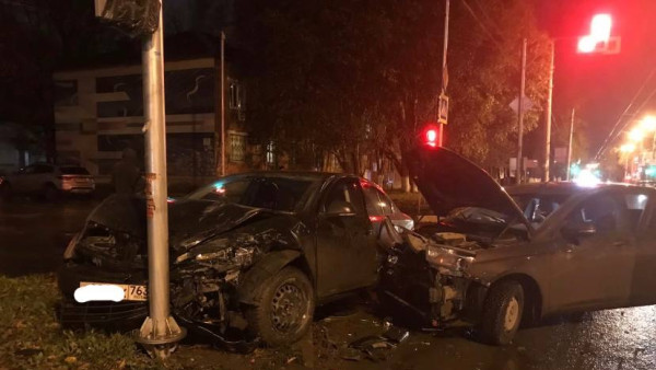 В Самаре на улице Мирной в кромешной тьме в ночь на 6 ноября столкнулись два автомобиля