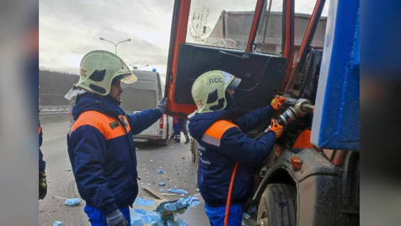 Под Самарой на трассе М-5 столкнулись сразу три грузовика 