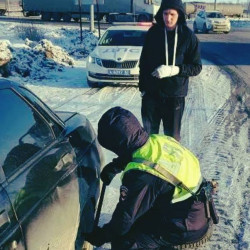 Под Самарой сотрудники ДПС спасли замерзающего водителя со сломанной рукой и ребёнка