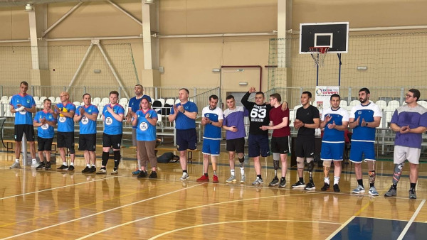 Первый в истории Самарской области чемпионат по волейболу сидя собрал ветеранов СВО на площадке спортивного комплекса «Олимп»