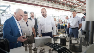 Вячеслав Федорищев осмотрел завод «Адверс» в Новокуйбышевске