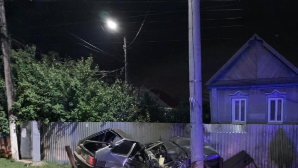 Друг погиб мгновенно. Ночью 12 сентября в Самарской области 23-летний водитель разорвал машину об столб