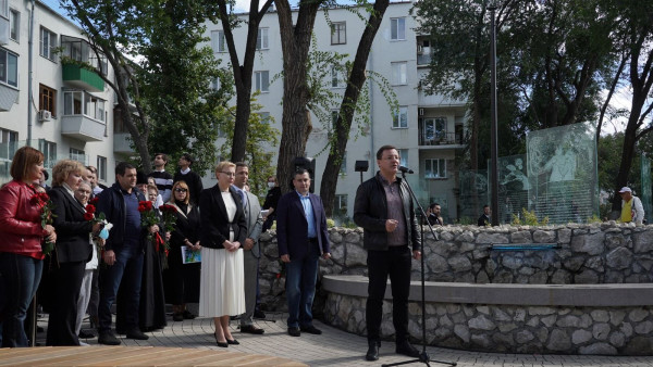 Бронзовые Аксаковы, «Аленький цветочек» и семейные ценности: в Самаре открыли новое общественное пространство 