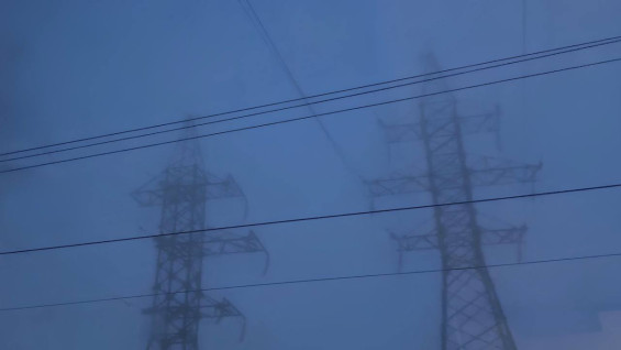 Упавший провод ЛЭП прожег капот автомобиля в Самаре