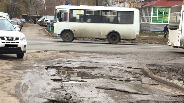 Минное поле во дворе: самарцы пожаловались на состояние проезда в Промышленном районе