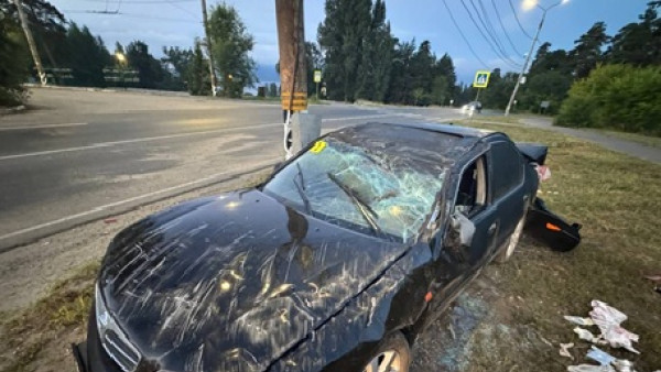 В Тольятти 22-летний водитель опрокинул Nissan на опору освещения