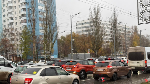 Авария на Ново-Садовой парализовала утреннее движение в Самаре