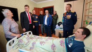 Глава Тольятти вручил медаль ветерану СВО Андрею Шабаркину